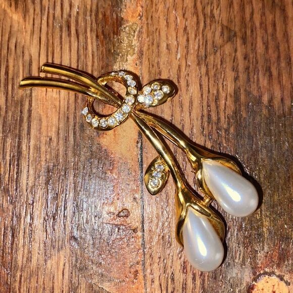 MI AMORE Flower Brooch-Pin With Crystal Accents Gold-Tone & White Colored - Picture 10 of 10